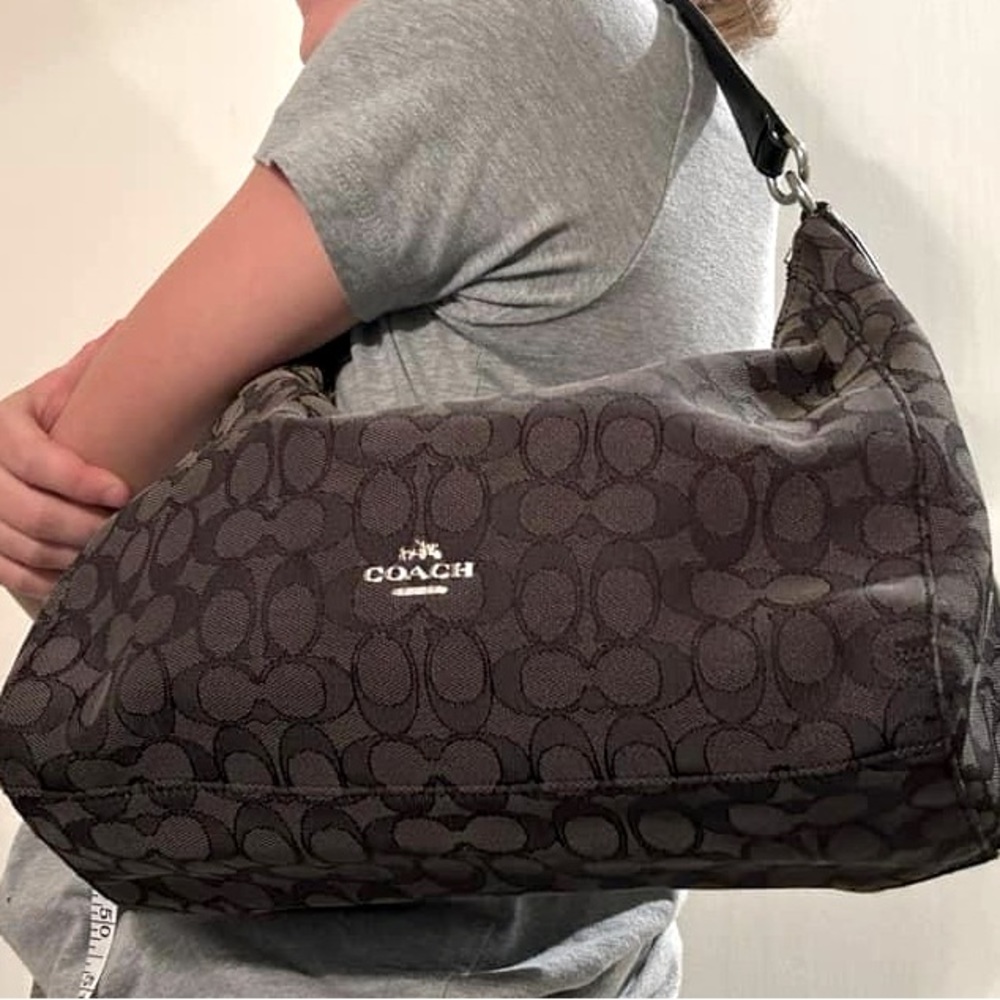 Coach purse with C logo color black.